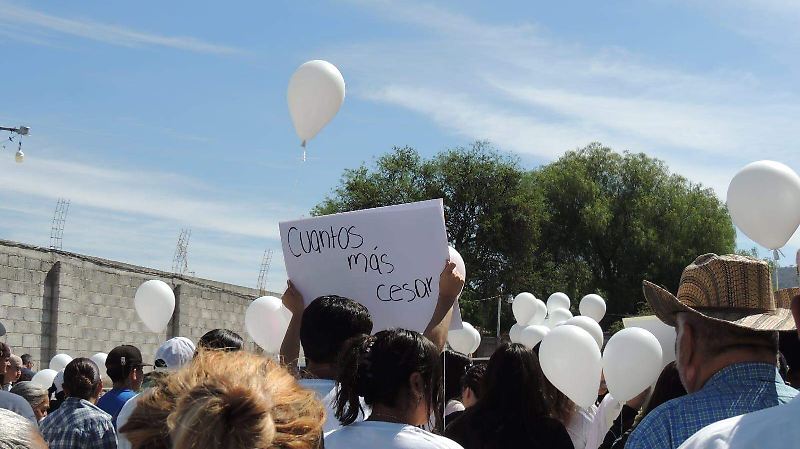 Entre aplausos y porras despiden a los ocho jóvenes víctimas de una masacre en Salamanca